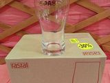 un verre posé sur une boîte