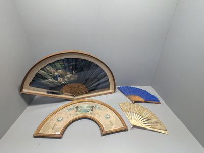 une table sur laquelle se trouvent un ventilateur, un ventilateur et d'autres objets