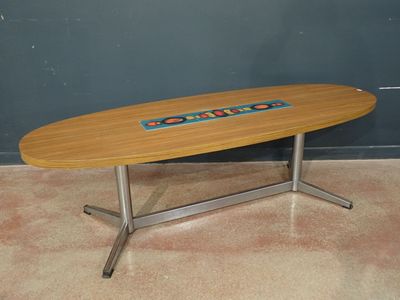 une planche de surf posée sur une table devant un mur
