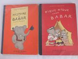 deux livres posés sur une table