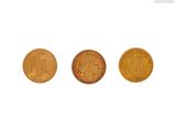 trois types différents de pièces d'or sur fond blanc