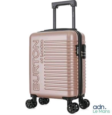 une image représentant une valise rose à roulettes sur fond blanc