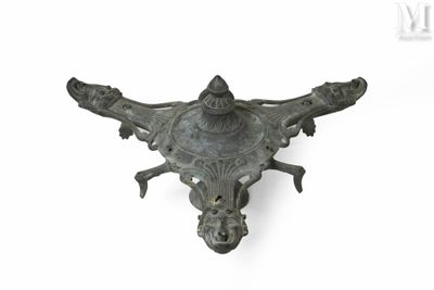 une image représentant un objet métallique sur fond blanc