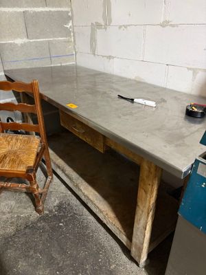 une table avec une chaise à côté, dans une pièce