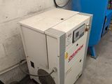 une machine qui se trouve à côté d'un réservoir bleu