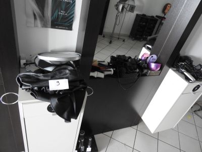 une photo en noir et blanc d'un salon de coiffure