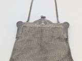 un sac à main ancien en maille d'argent, muni d'une anse en chaîne et de franges