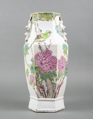 CHINE Vase à panse hexagonale en porcelaine à décor polychro…