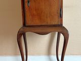 un petit meuble en bois posé sur une petite table
