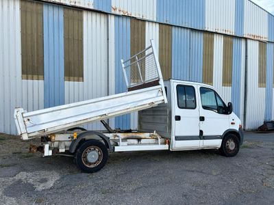 un camion blanc garé devant un bâtiment