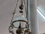 une lampe suspendue à un poteau dans une pièce