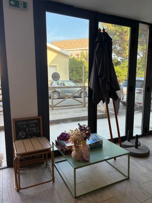 une table en verre sur laquelle est posé un parasol, dans le salon