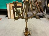 une lampe posée sur une table dans une pièce