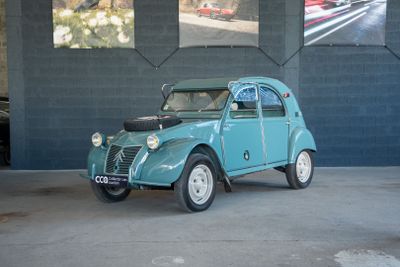 une petite voiture garée dans un garage
