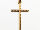 pendentif en forme de croix en or sur fond blanc