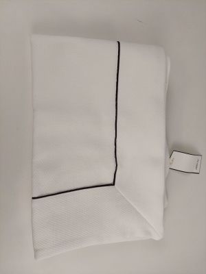 la serviette blanche est pliée par-dessus l'autre serviette blanche