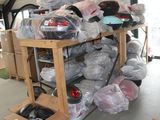 de nombreux sacs remplis d'affaires sur un chariot dans le garage