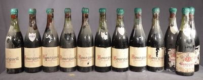six bouteilles de vin sont alignées sur une table