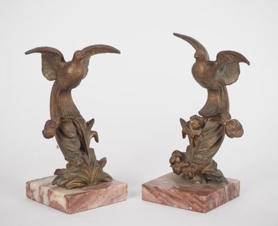 paire de figurines anciennes en bronze représentant une femme et un oiseau, sur des socles en marbre