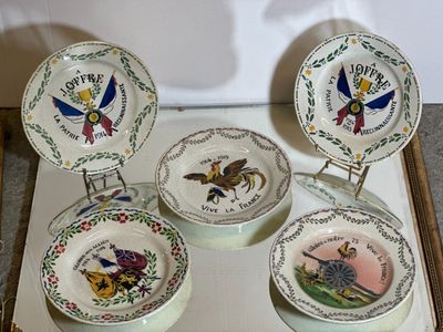quatre assiettes et un bol posés sur un plateau