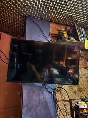 une télévision à écran plat posée sur un meuble dans une pièce
