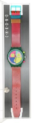 une photo d'une montre rose avec un cadran vert