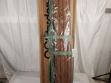 un snowboard emballé dans du plastique et posé sur une table