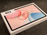 une image représentant une boîte sur laquelle est posée une tablette, posée à son tour sur une table