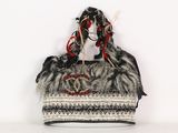 un sac noir et blanc avec une poignée rouge