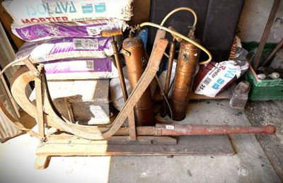 un tas d'outils posé sur une palette en bois