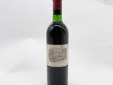 une bouteille de vin posée sur une table
