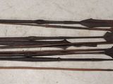 tout un tas d'armes anciennes qui sont posées sur la table