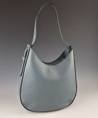 un sac à main en cuir bleu sur fond gris