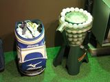 de nombreuses balles de golf dans un sac de golf et un sac de balles de golf