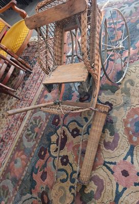 un fauteuil à bascule en bois surmonté d'un panier