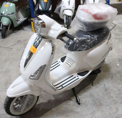 un scooter garé dans un garage
