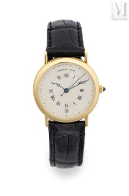une montre-bracelet pour femme avec un cadran blanc et un bracelet en cuir noir