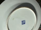 une assiette blanche ornée d'un motif bleu et blanc