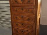 une vieille commode en bois, placée dans une pièce contre un mur