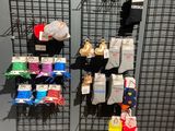 de nombreux sacs, accrochés au mur du magasin