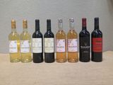 plusieurs bouteilles de vin sont alignées sur une table