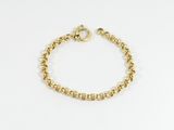 gros plan d'un bracelet en or sur fond blanc