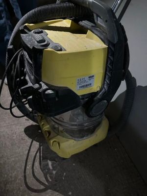une machine jaune posée par terre près d'un mur