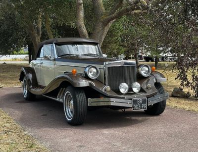 une voiture ancienne garée sur le bord de la route