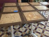 une table sur laquelle il y a beaucoup de bois
