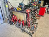 de nombreux outils qui traînent par terre dans le garage
