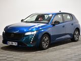 une voiture bleue garée sur un sol à damier dans une pièce
