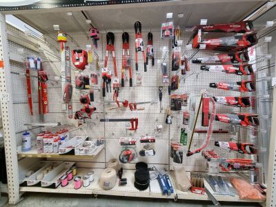 de nombreux outils accrochés au mur du magasin