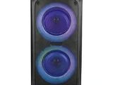 une image représentant une enceinte noire sur laquelle brillent deux lumières bleues