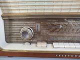 an old radio that is sitting on a table